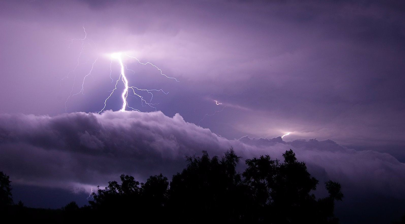 Туча с молнией. Гроза и дождь. Страшная гроза. Молния ливень. Темное грозовое небо.