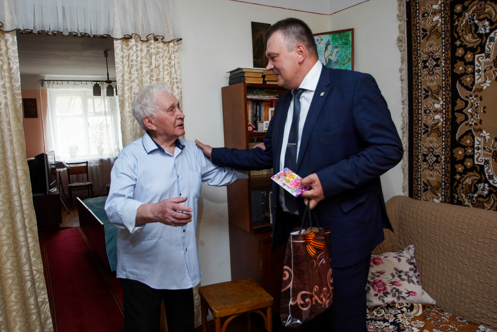 Михаил Савченко поздравляет салдинских ветеранов veteran19-14.JPG