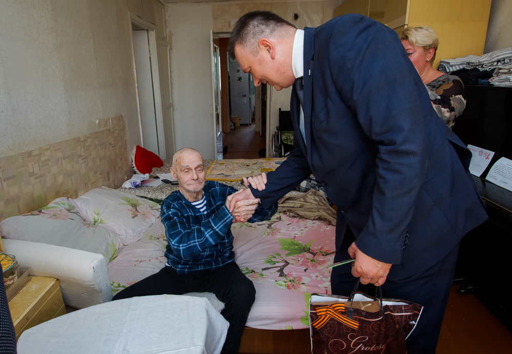 Михаил Савченко поздравляет салдинских ветеранов veteran19-10.JPG